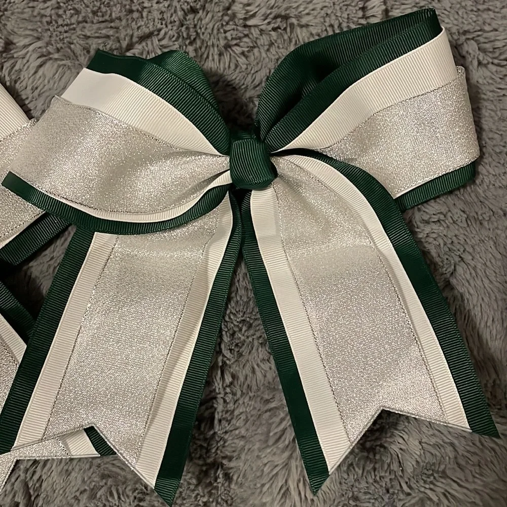 Bundle of 7 green and white cheer bows